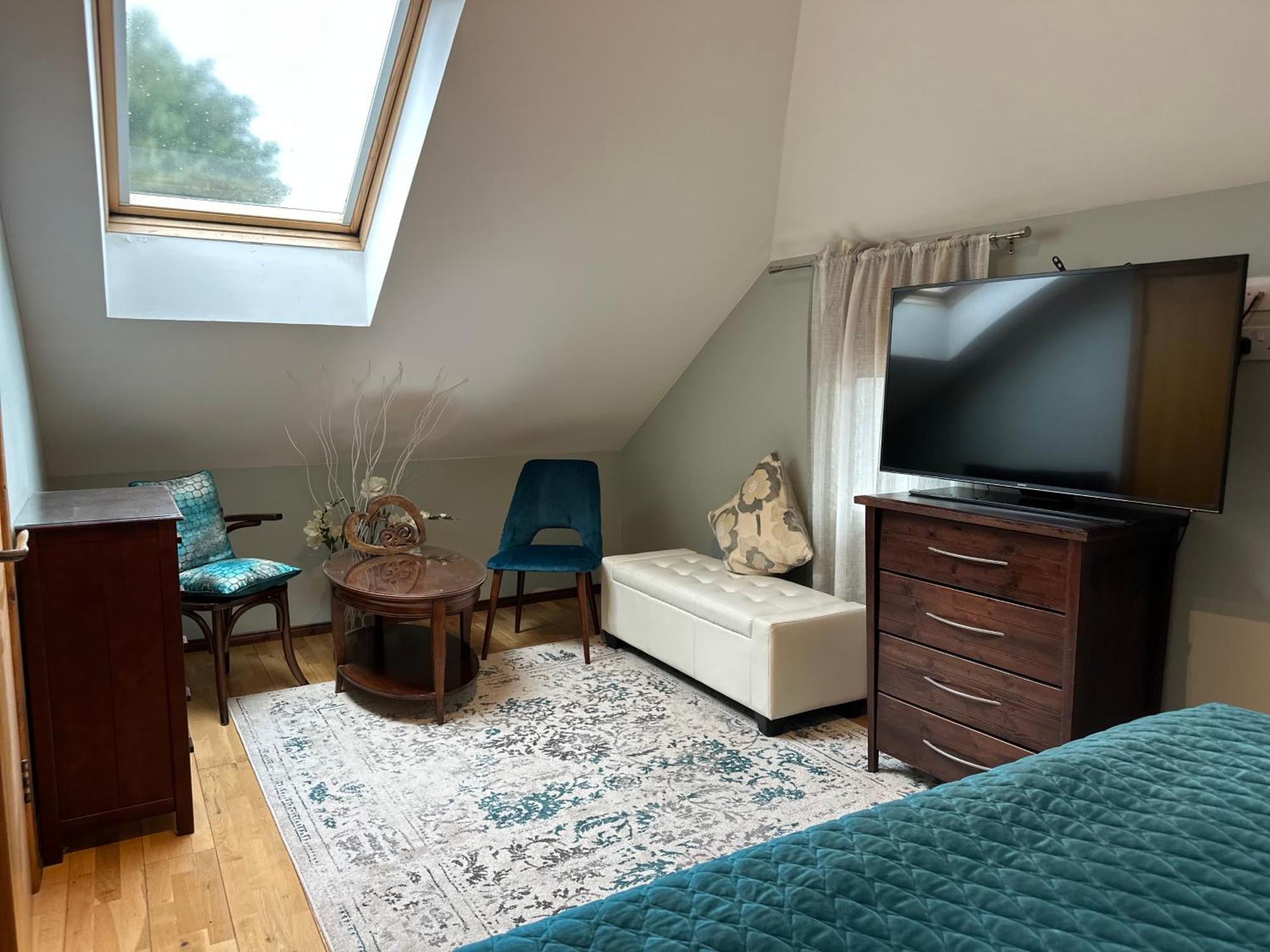 Zimmer mit Kingsize-Bett