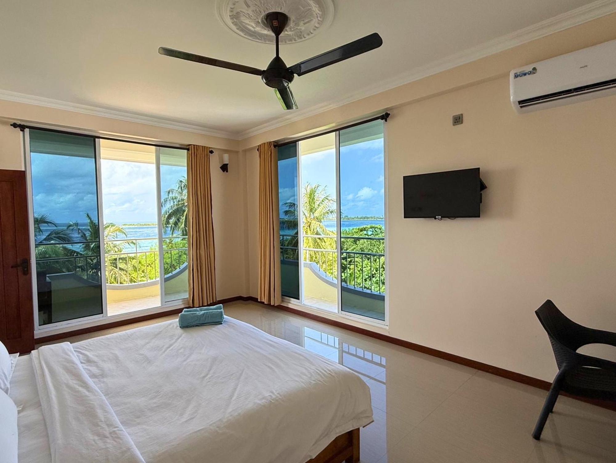 Deluxe tweepersoonskamer met balkon en uitzicht op zee