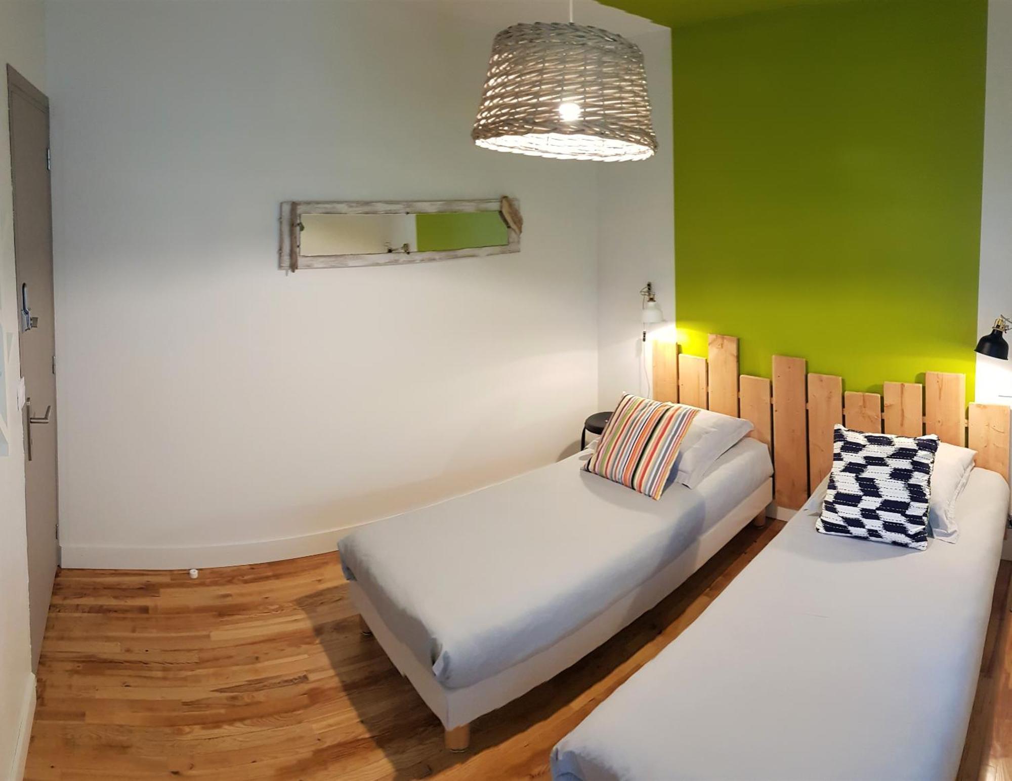 Chambre Double ou Lits Jumeaux avec Salle de Bains Commune
