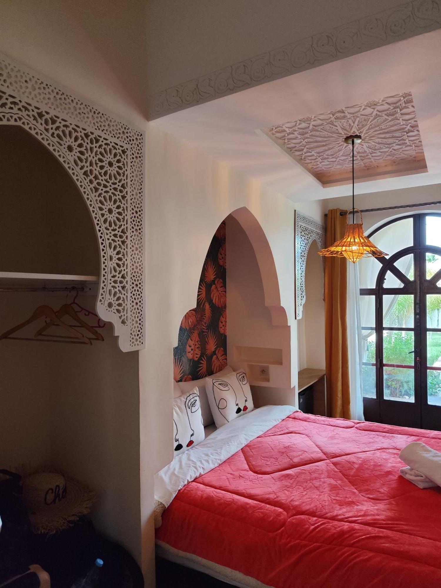 Habitación con cama extragrande y vistas al jardín