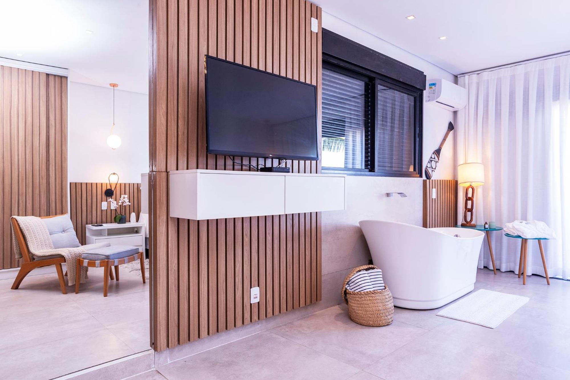 Zimmer mit Kingsize-Bett und Meerblick