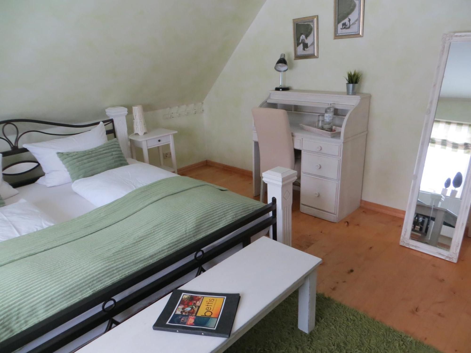 Deluxe Double Room Bath,1742984784:JPEG