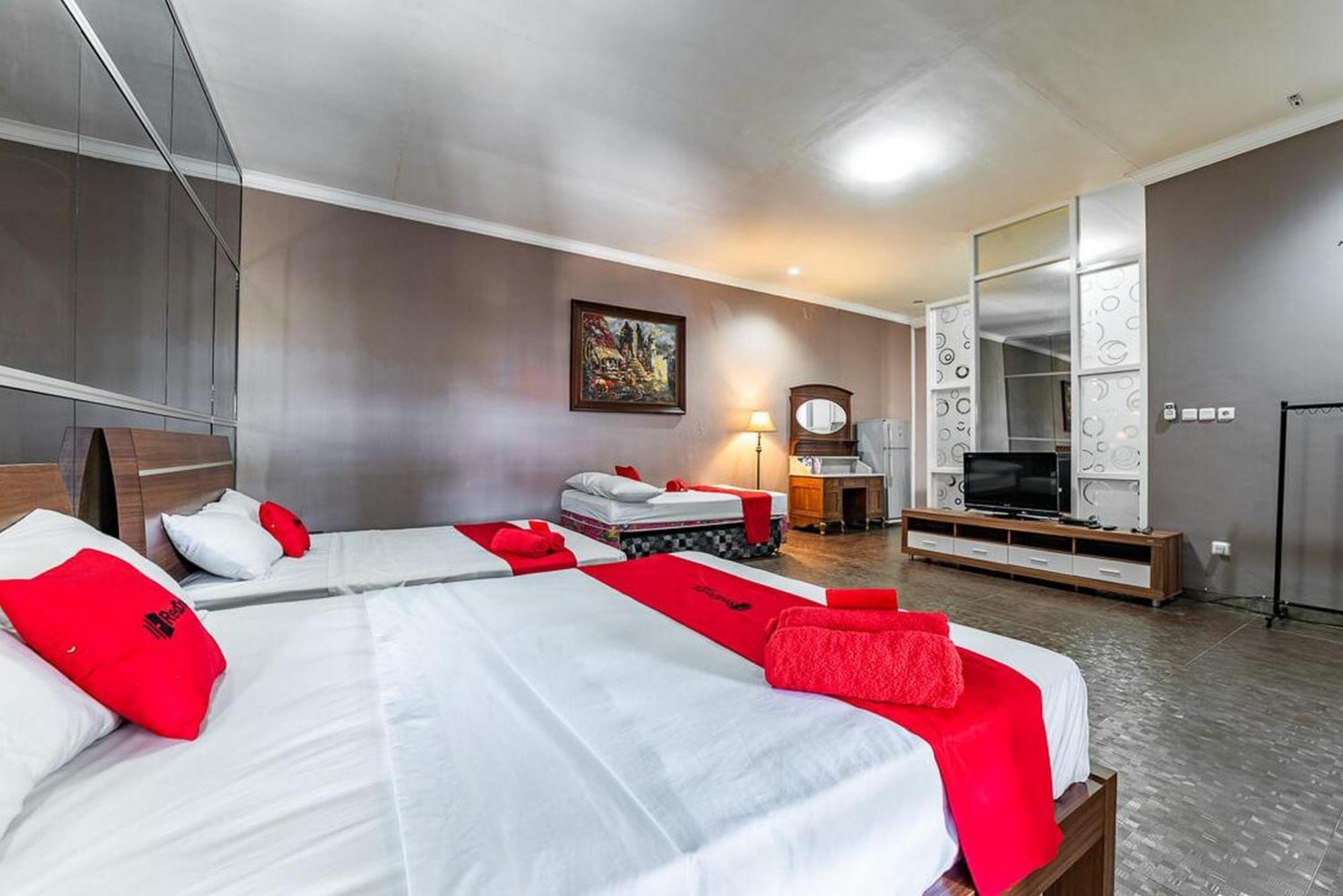 RedDoorz Family Room
