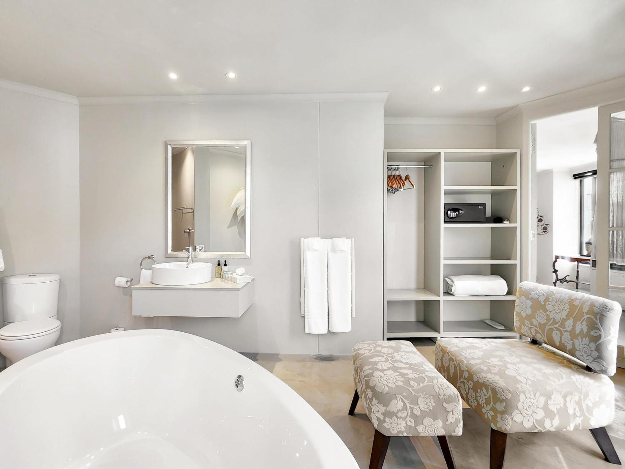 Deluxe Suite 302 / Bath & Rain Shower
