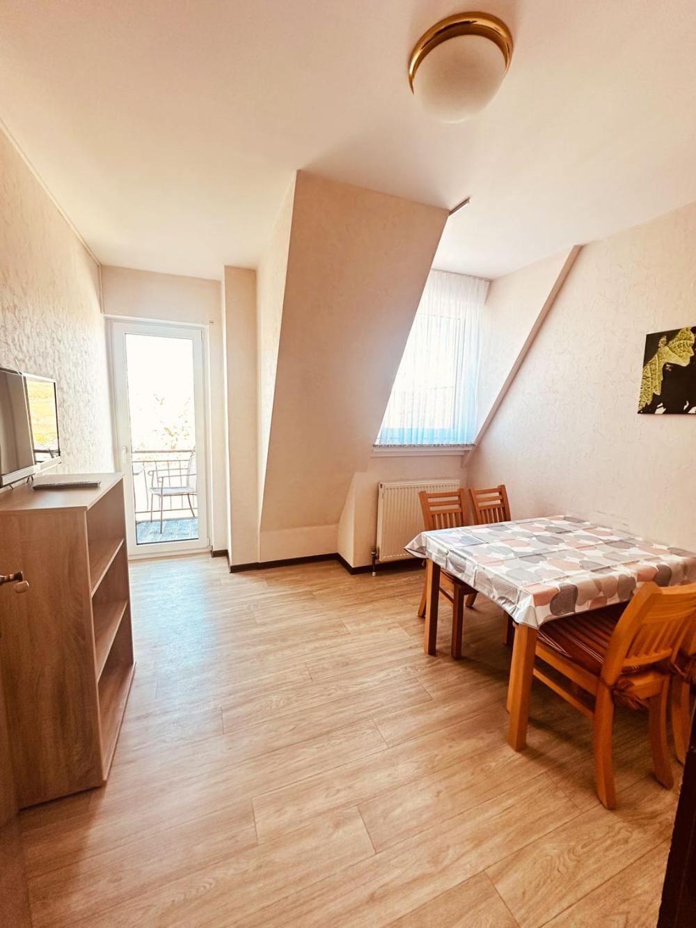 Apartment mit Balkon