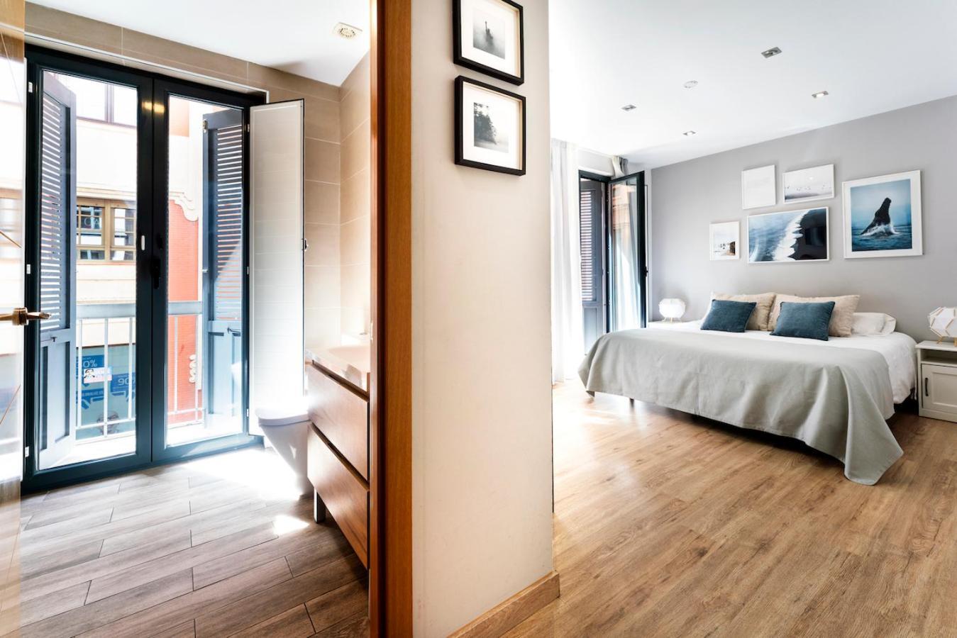 Habitación con cama grande y balcón