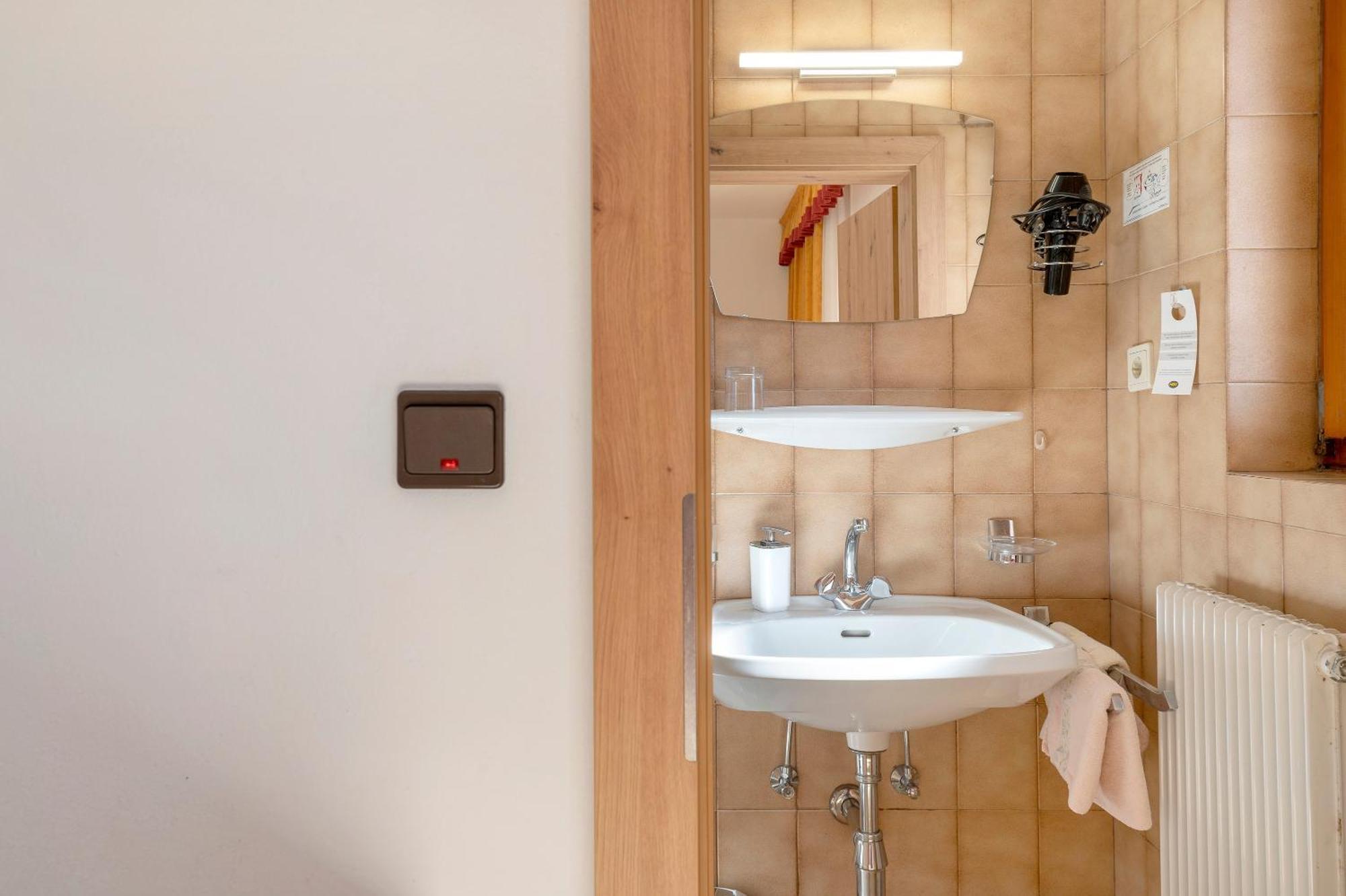 Dreibettzimmer mit Dusche