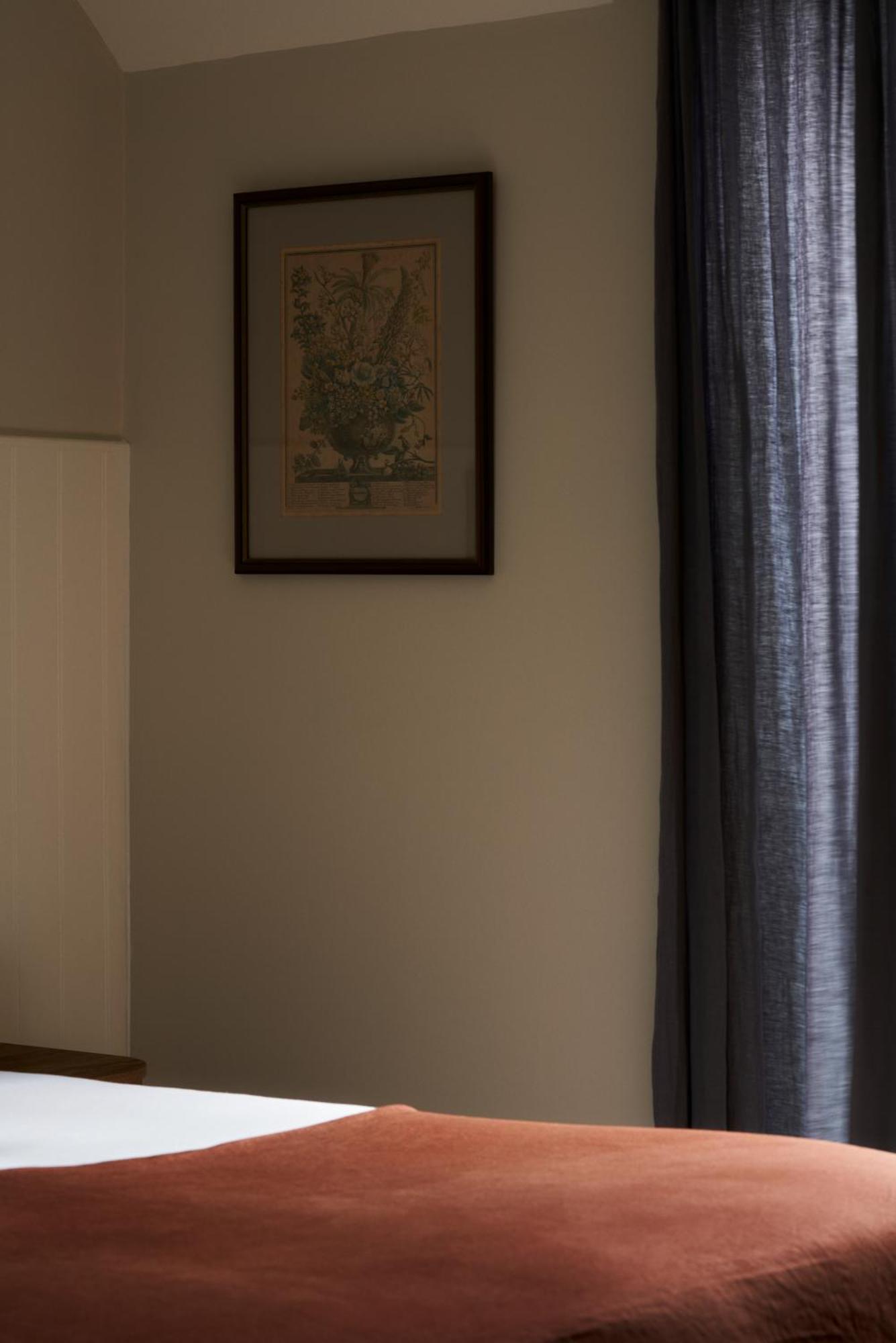 Zimmer mit Kingsize-Bett und Meerblick