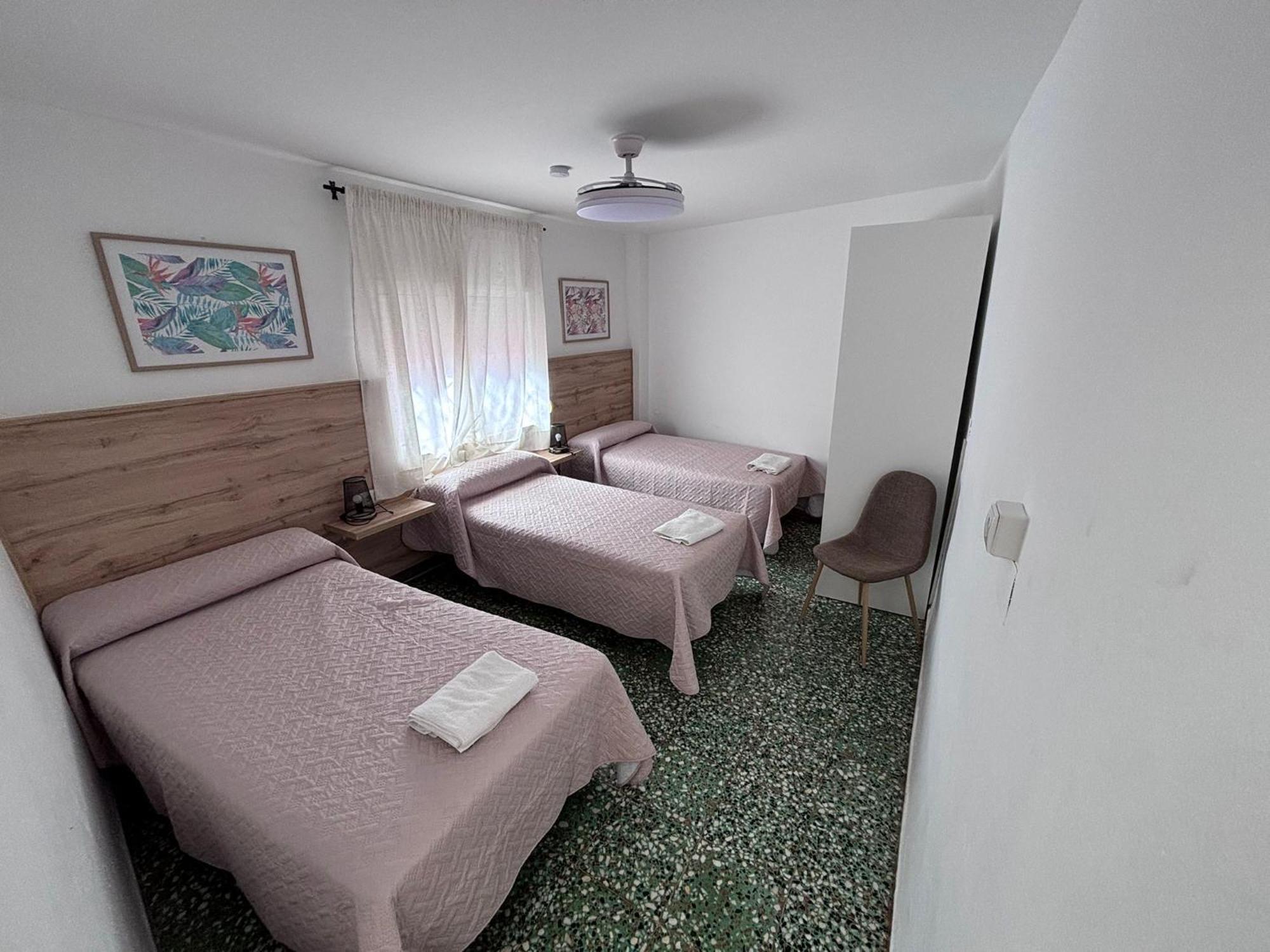 Habitación Triple Básica con baño compartido
