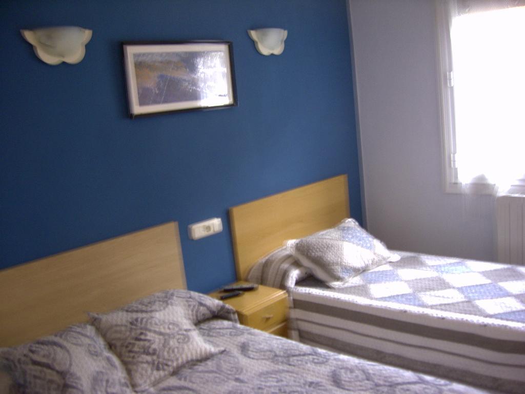 Habitación Doble con cama supletoria y baño compartido