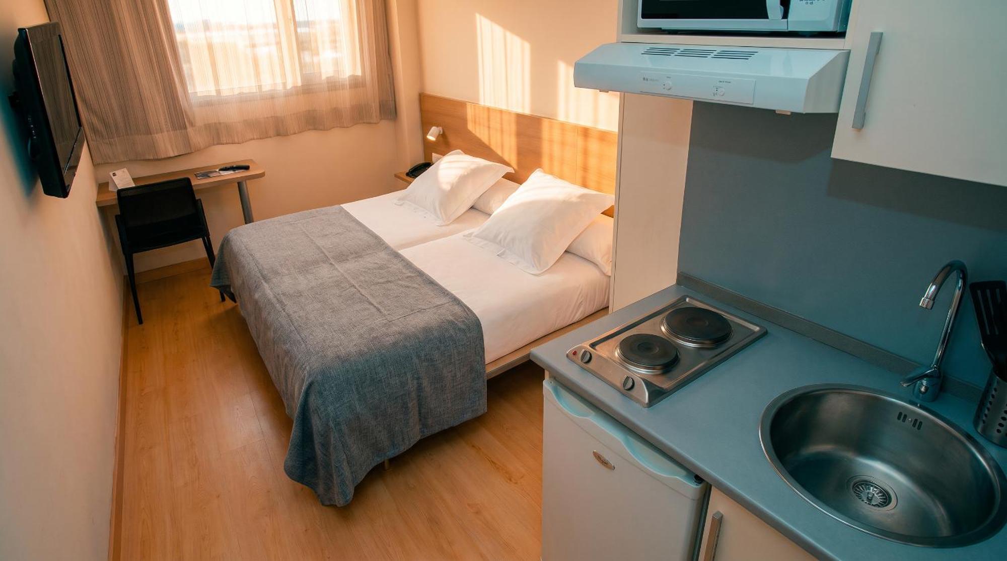 Tweepersoonskamer met 1 Tweepersoonsbed of 2 Aparte Bedden en een Kitchenette