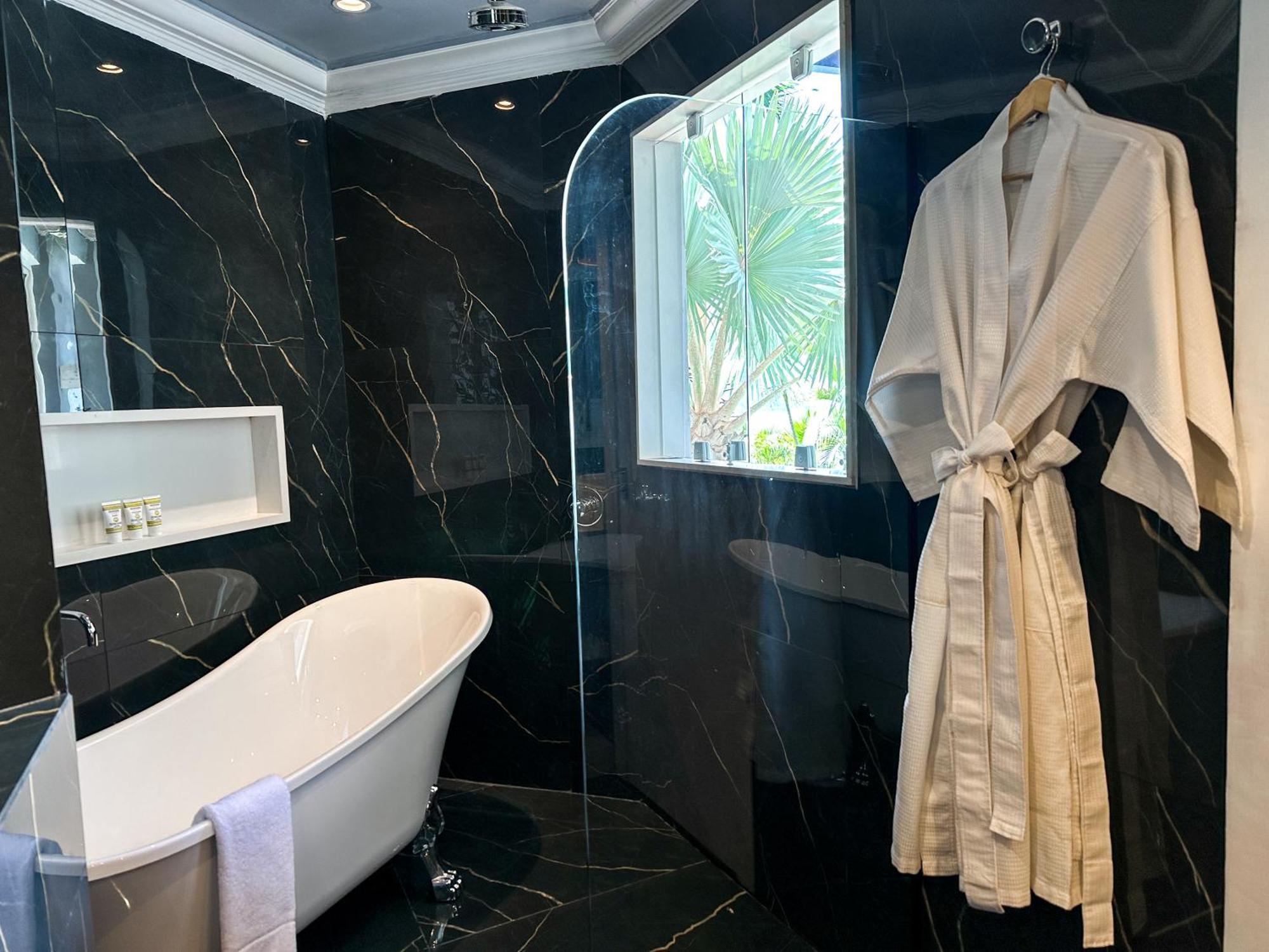 Suite exclusiva con balcón y vistas al mar