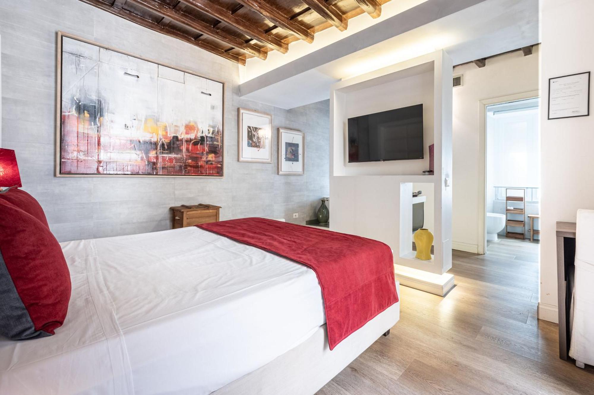 Habitación con cama extragrande y bañera de hidromasaje
