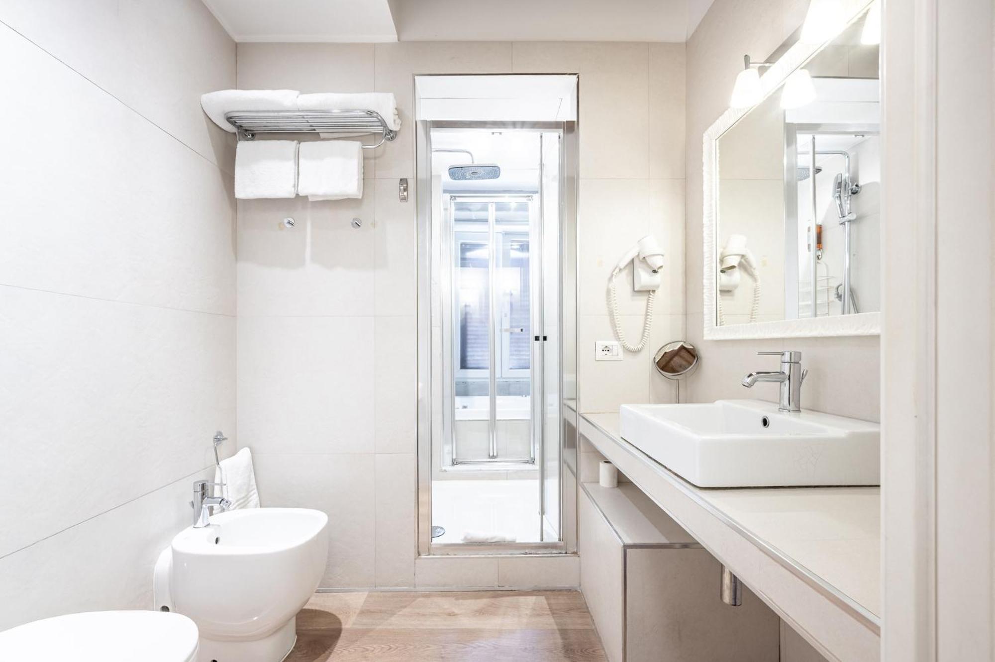 Habitación con cama extragrande y bañera de hidromasaje