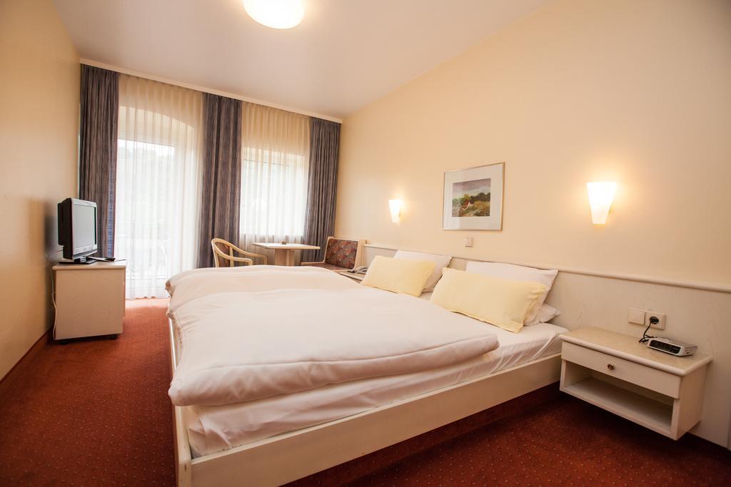 Doppelzimmer mit Flussblick und Balkon