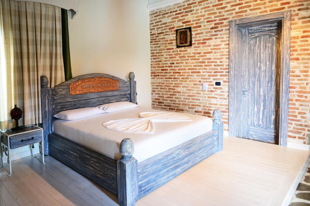 Queen Room with Spa Bath
