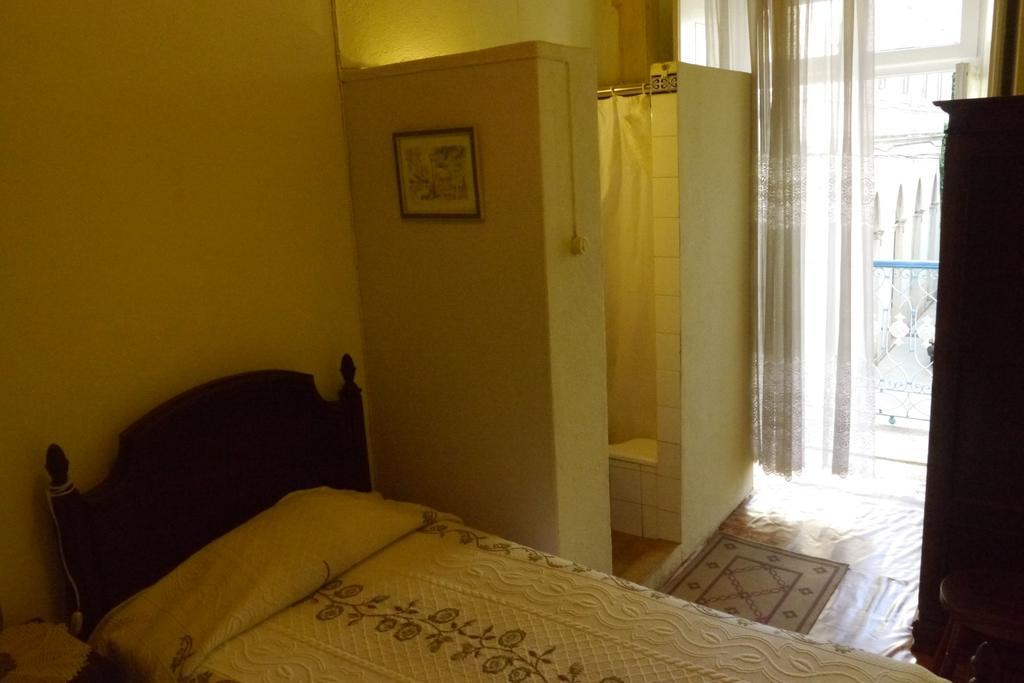 Tweepersoonskamer met 2 Aparte Bedden met Eigen Douche en een Gedeeld Toilet