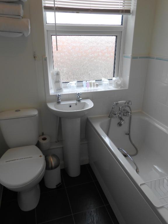 Twin Room Bath,727757869:JPEG