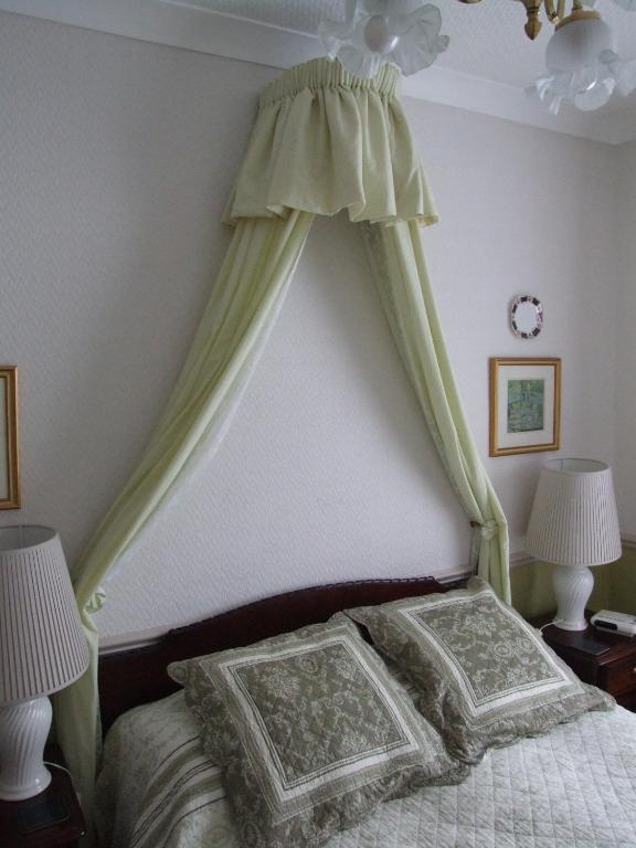 Double Room with Bath,42921154:JPEG