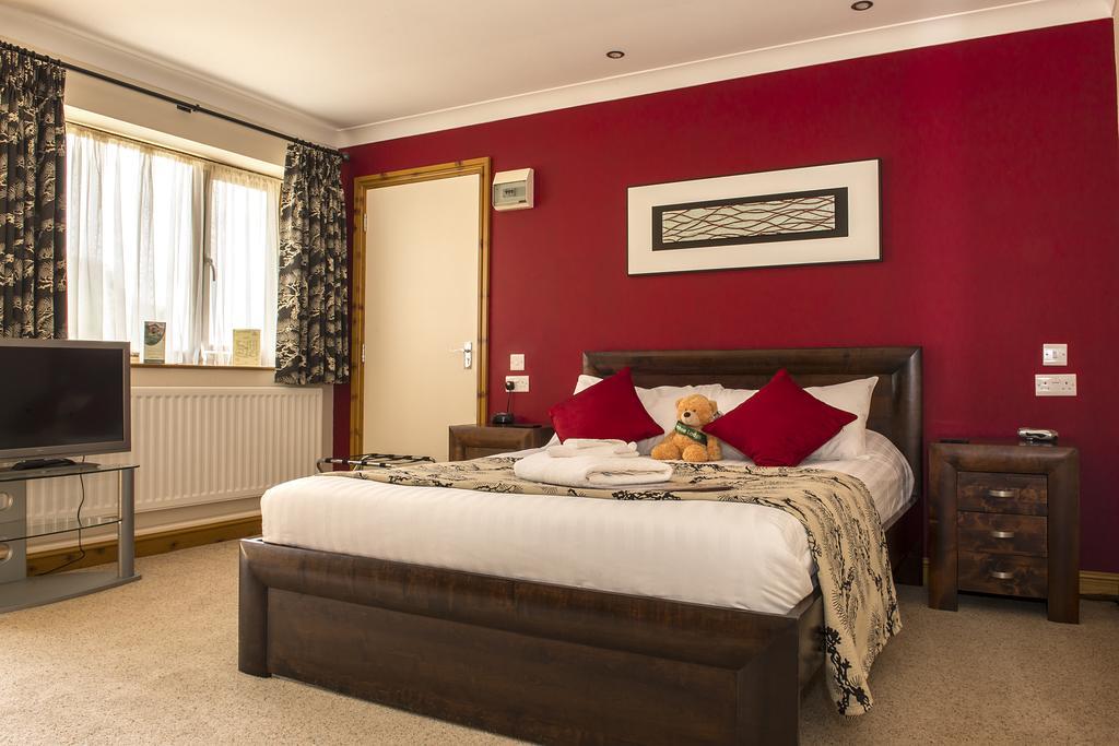 King Room with Roll-In Shower - Disability Access