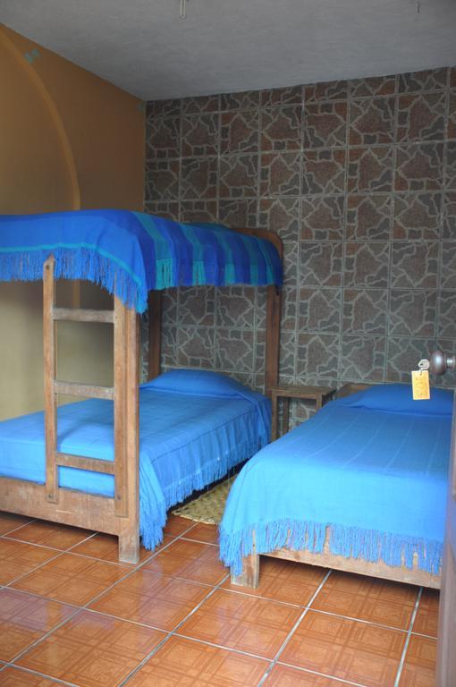 Habitación Triple Básica con baño compartido