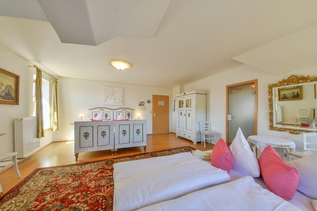 Family Room,323293276:JPEG