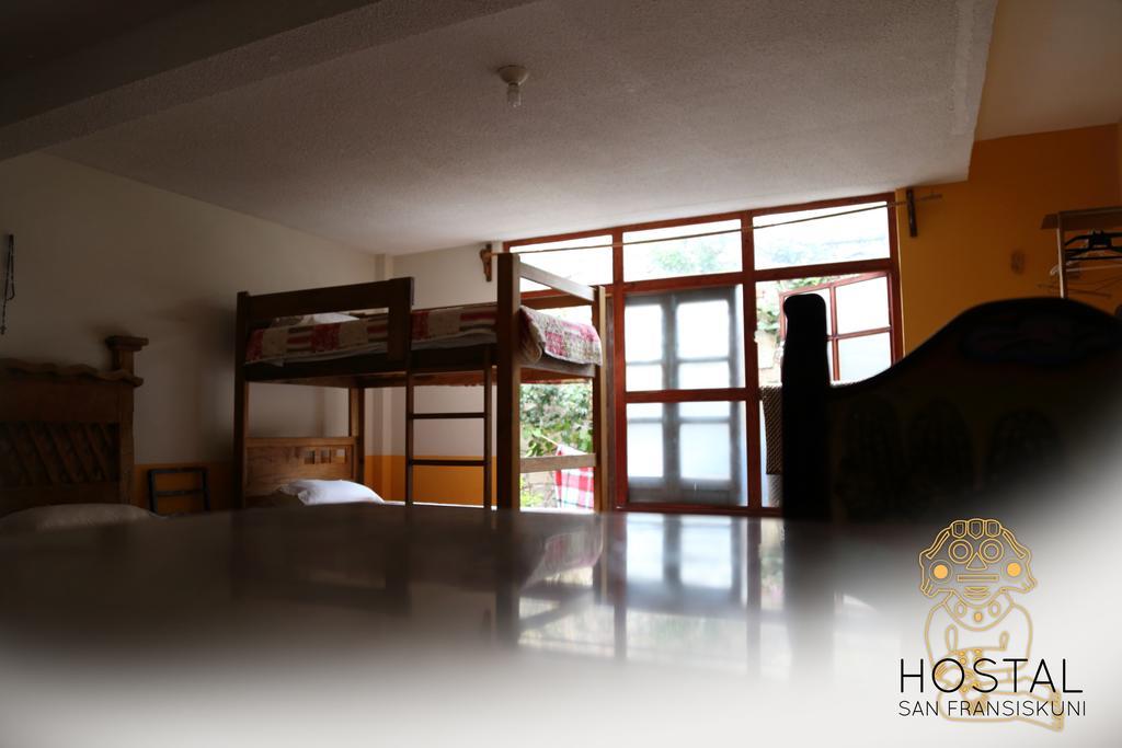 Cama individual en dormitorio compartido con baño compartido