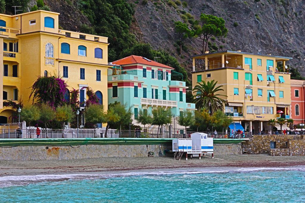 Deluxe Double Room with Side Sea View