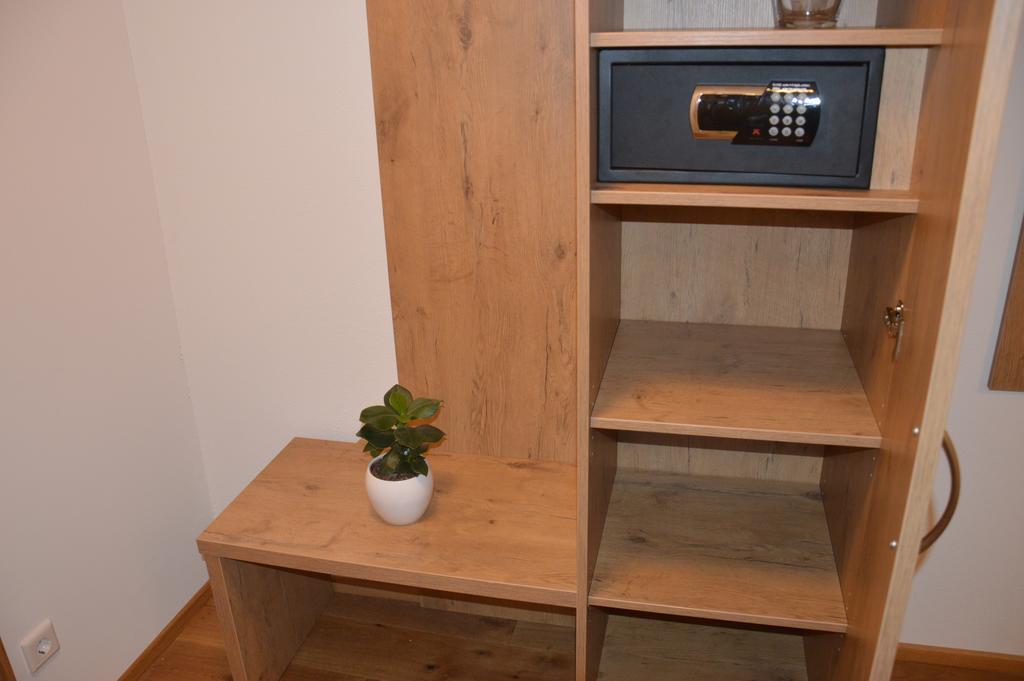 Doppel- oder Zweibettzimmer