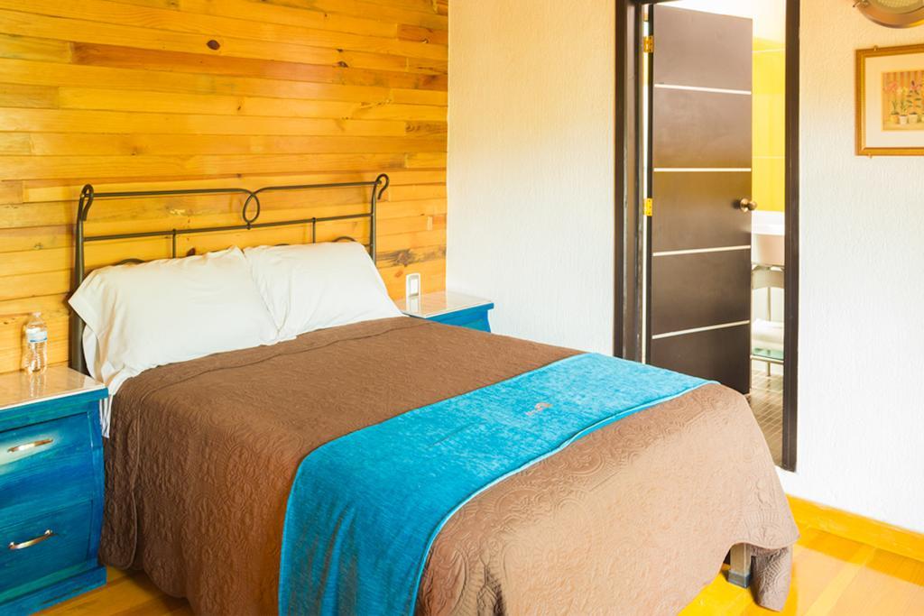 Habitación con cama grande y vistas al jardín