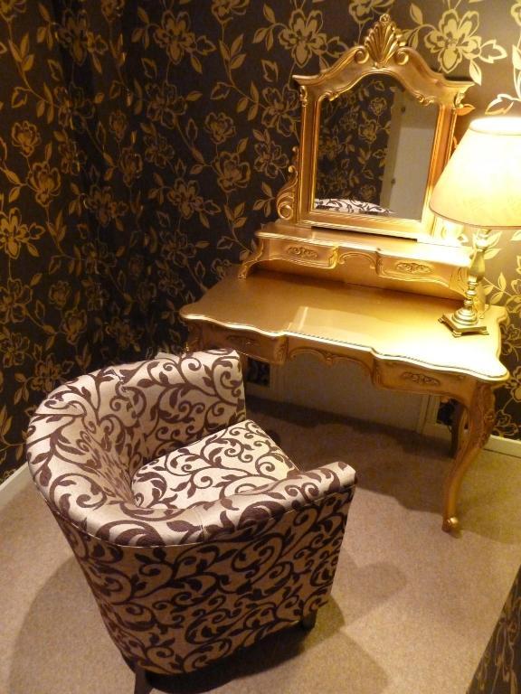 Four-Poster Suite