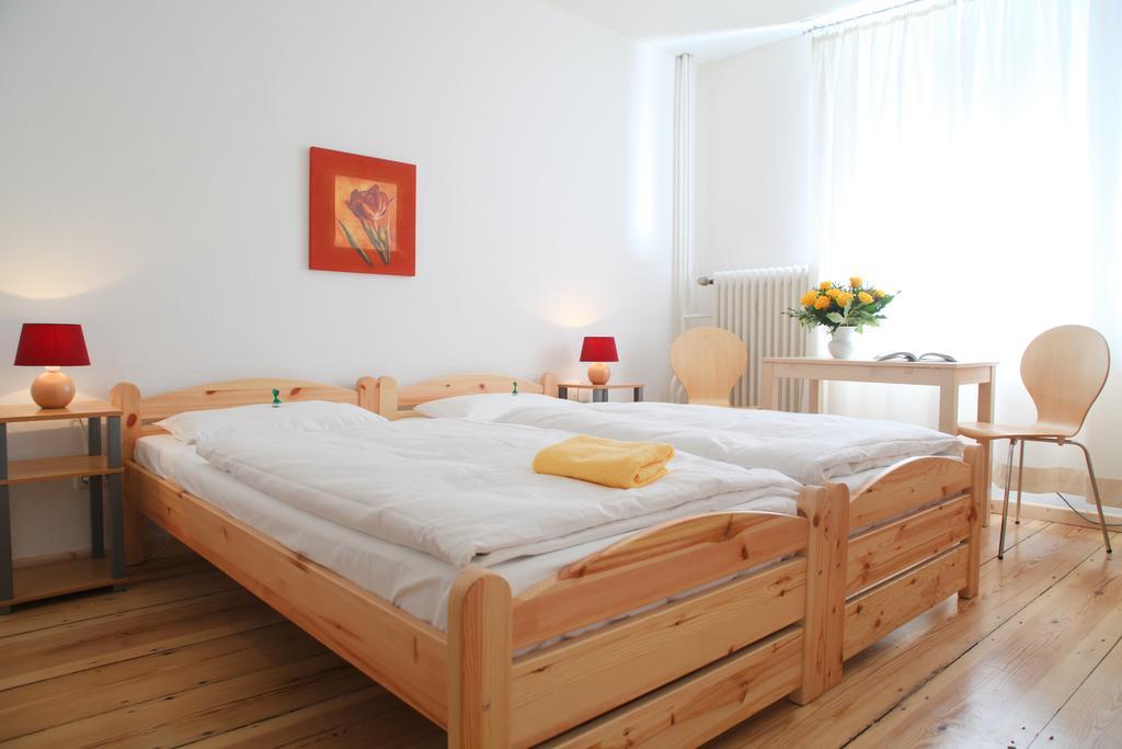 Zweibettzimmer mit Dusche