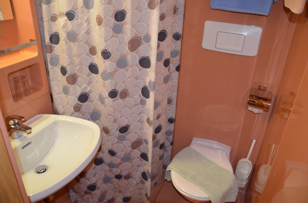 Budget Double Room 07