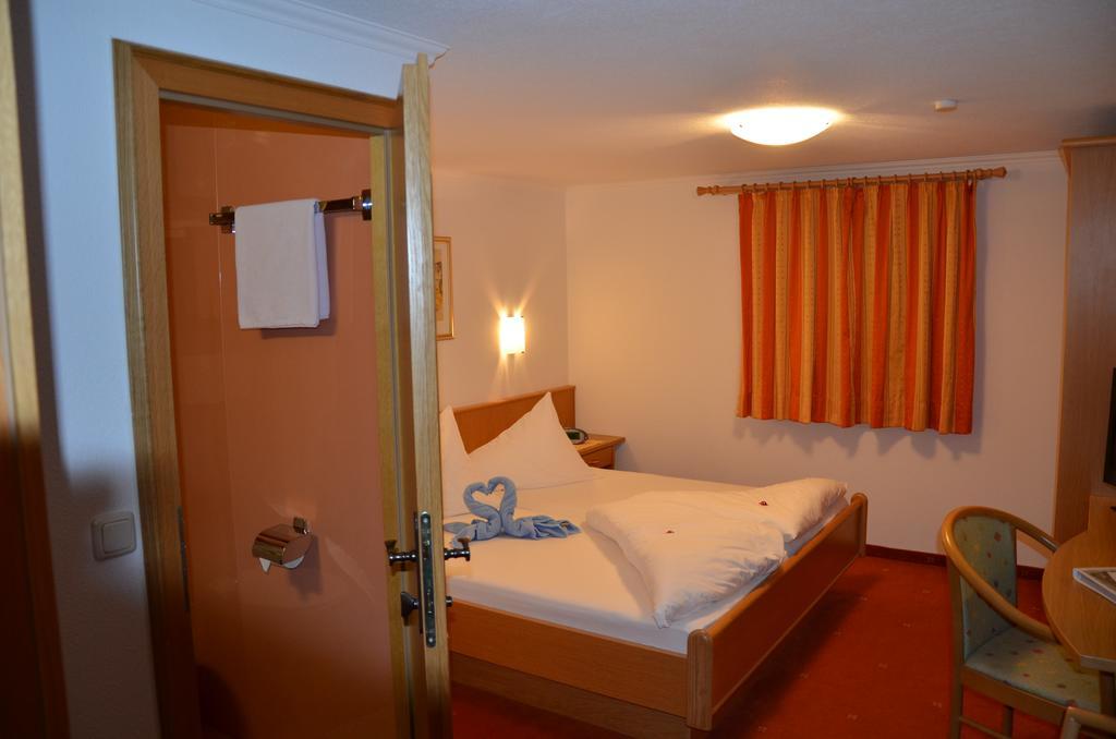 Budget Double Room 08