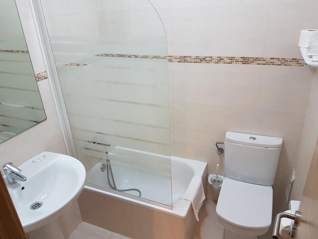Twin Room,1527024808:JPEG