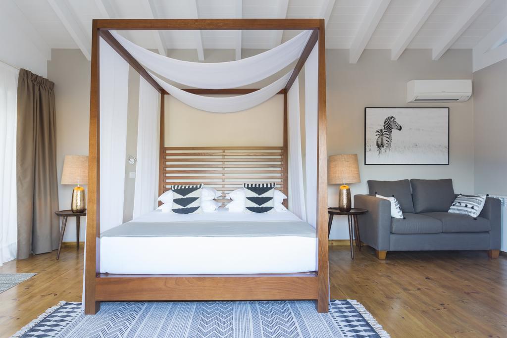 Suite con cama grande y balcón