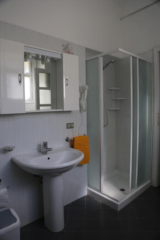 Camera Standard Doppia con Letti Singoli con Bagno in Comune