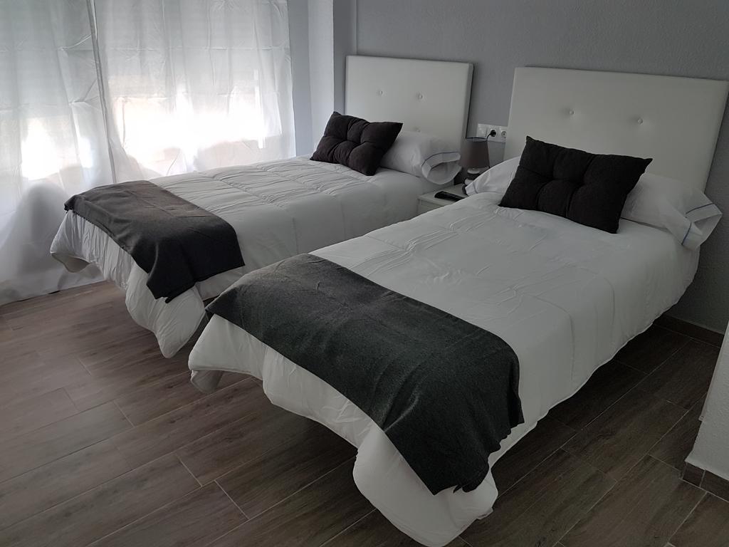 Standaard Tweepersoonskamer met 2 Aparte Bedden - Gedeelde Badkamer