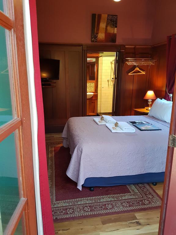 Merlot Queen Room Courtyard