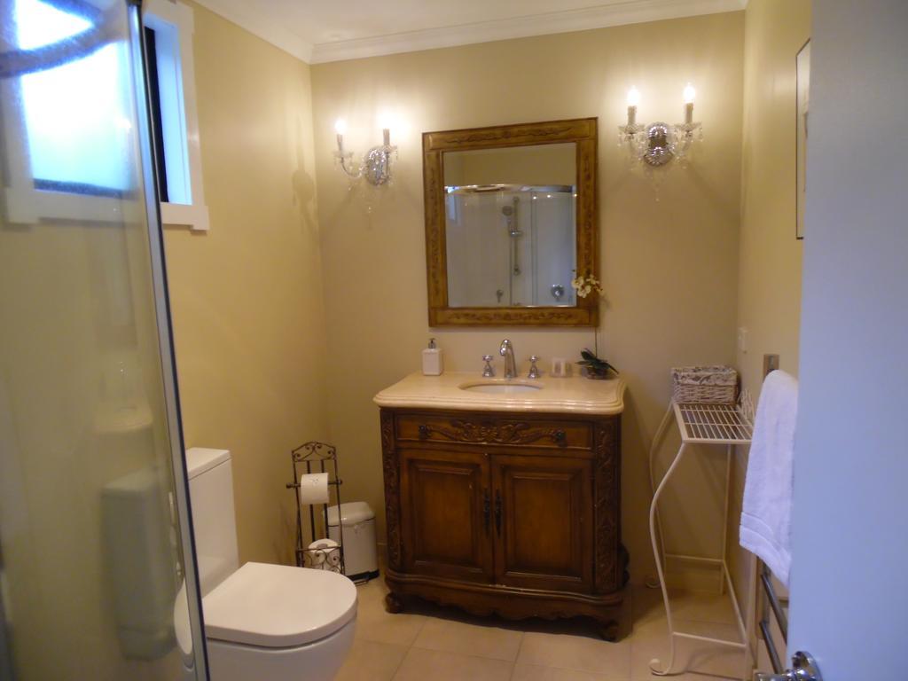 Acacia Queen Suite