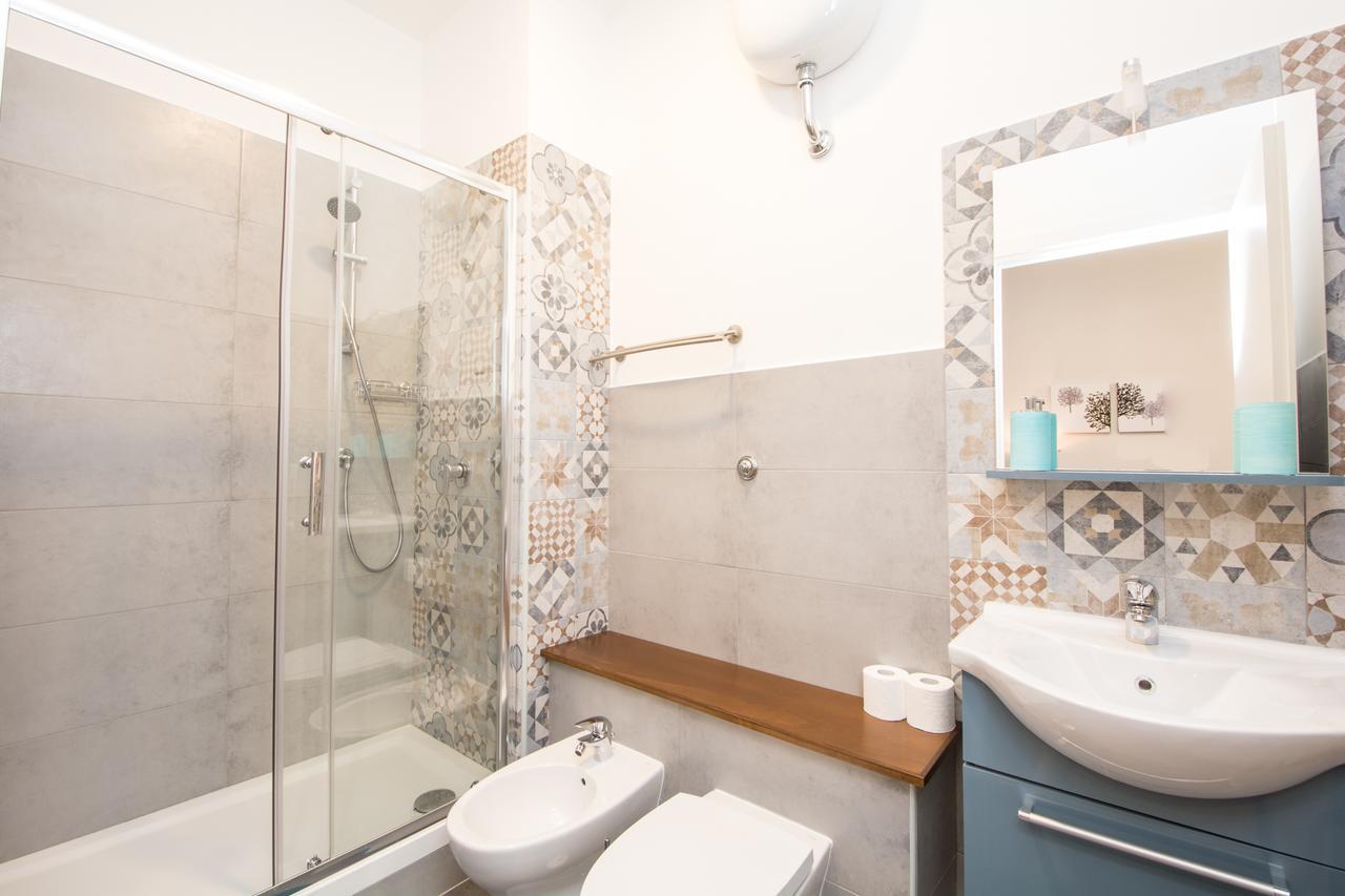 Comfort Triple Room Shower