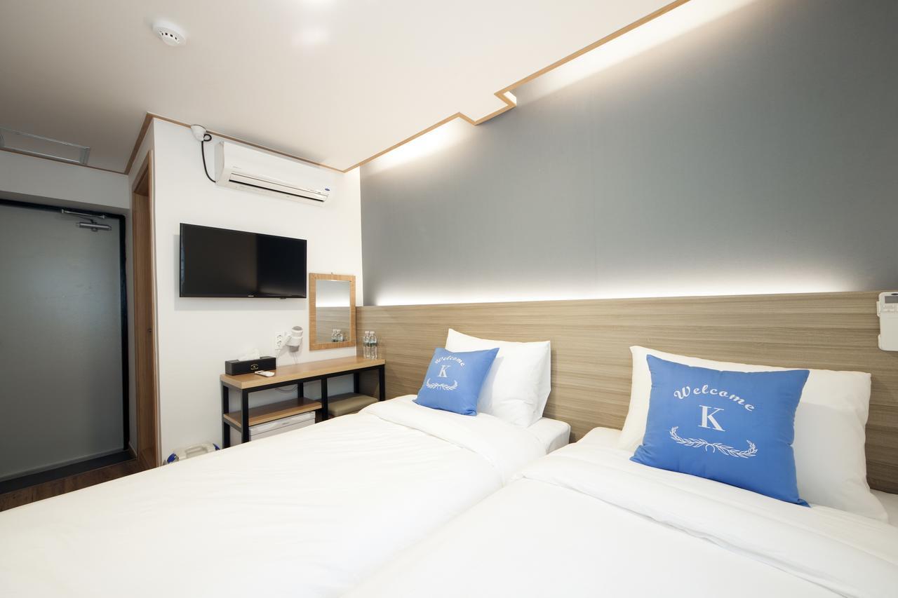 Standard Twin Room with Private Bathroom