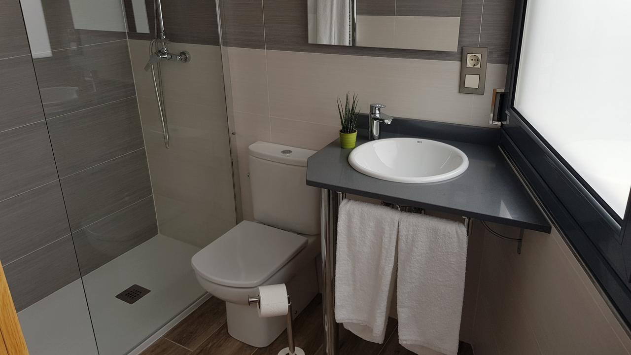 Tweepersoonskamer met 2 Aparte Bedden en Eigen Badkamer