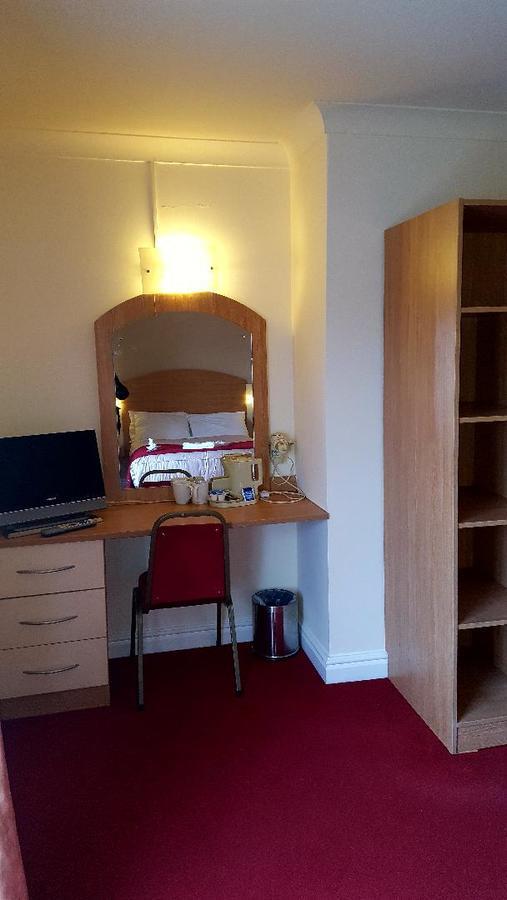 Family Room - 2 Adults and One Child,641973636:JPEG