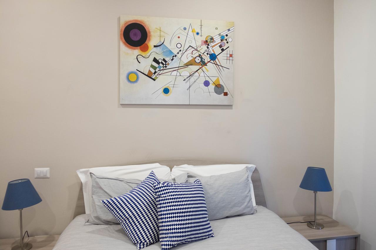 Habitación con cama extragrande.