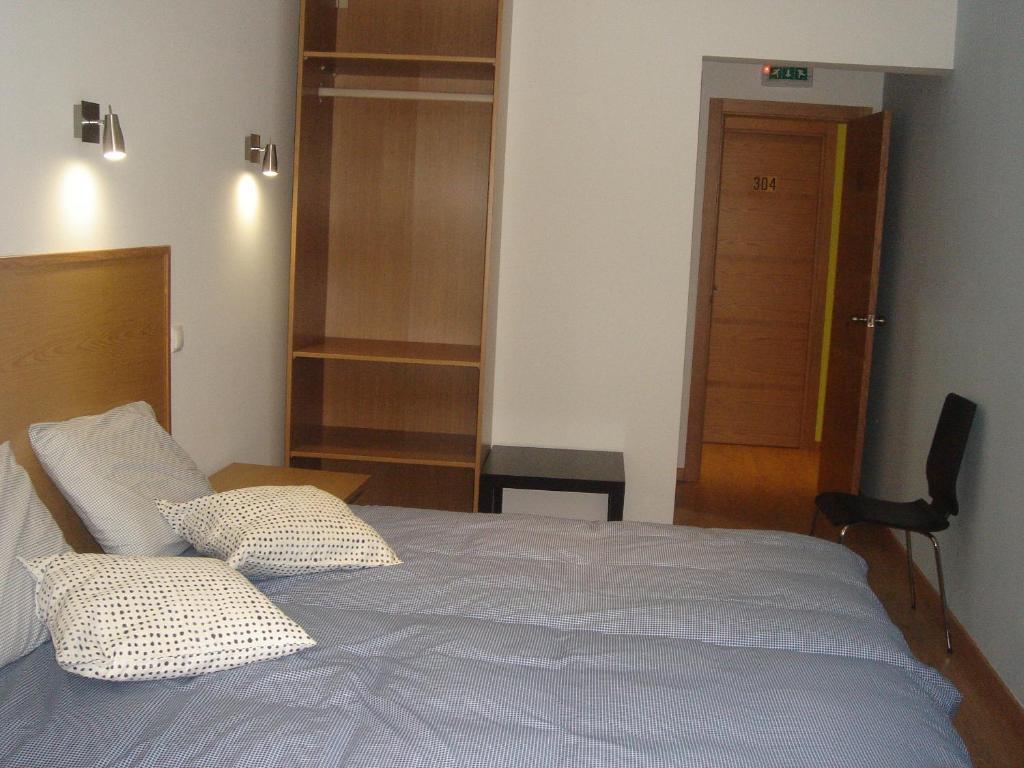 Tweepersoonskamer met 2 Aparte Bedden en Gedeelde Badkamer
