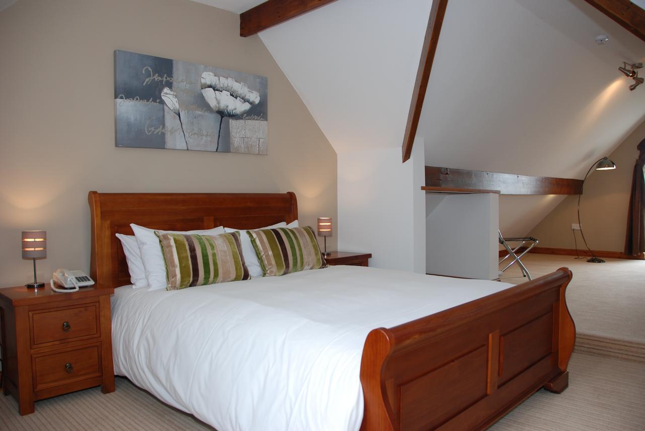 Executive Suite,1585468716:JPEG