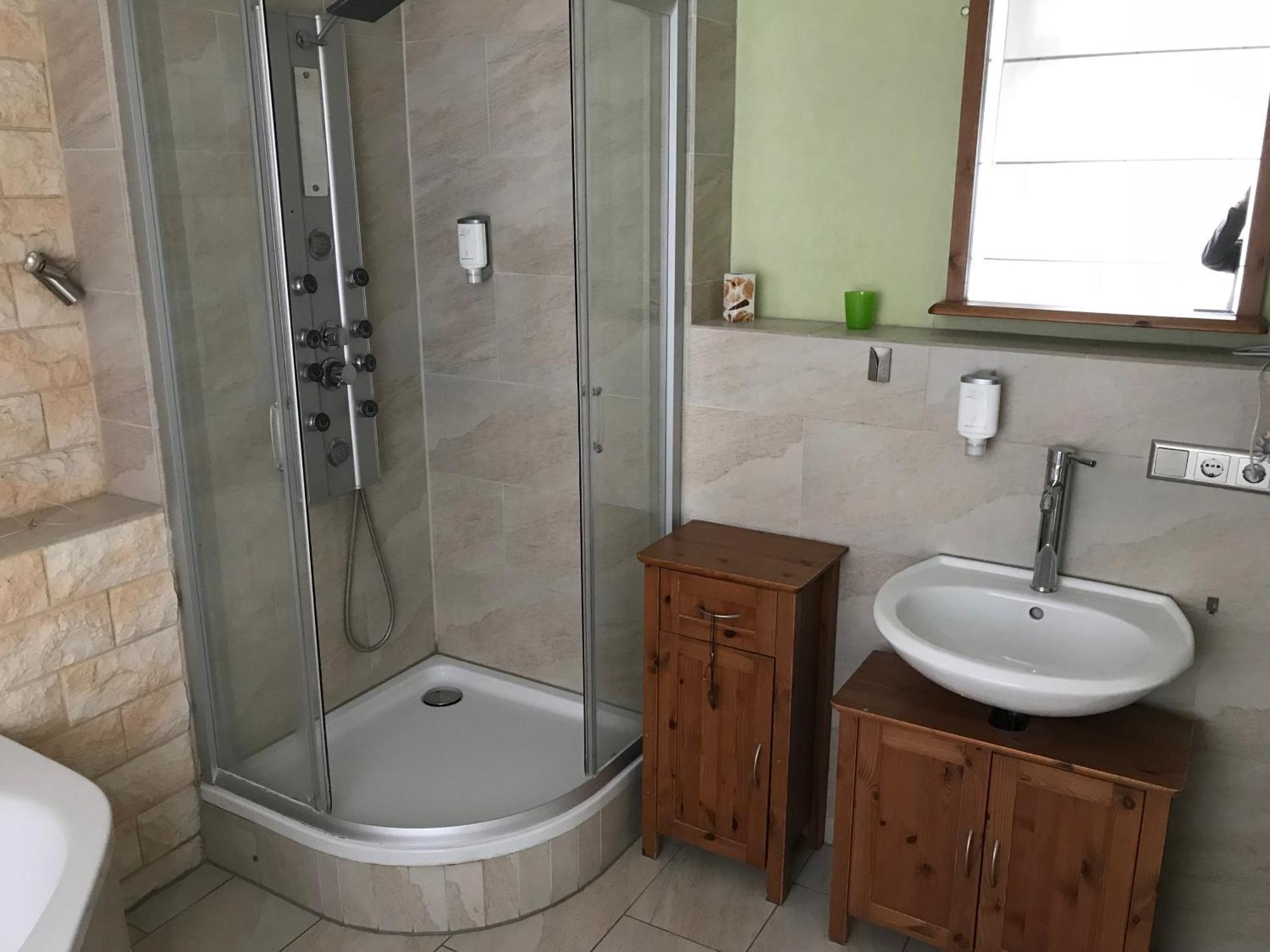Tweepersoonskamer met een Eigen Externe Badkamer