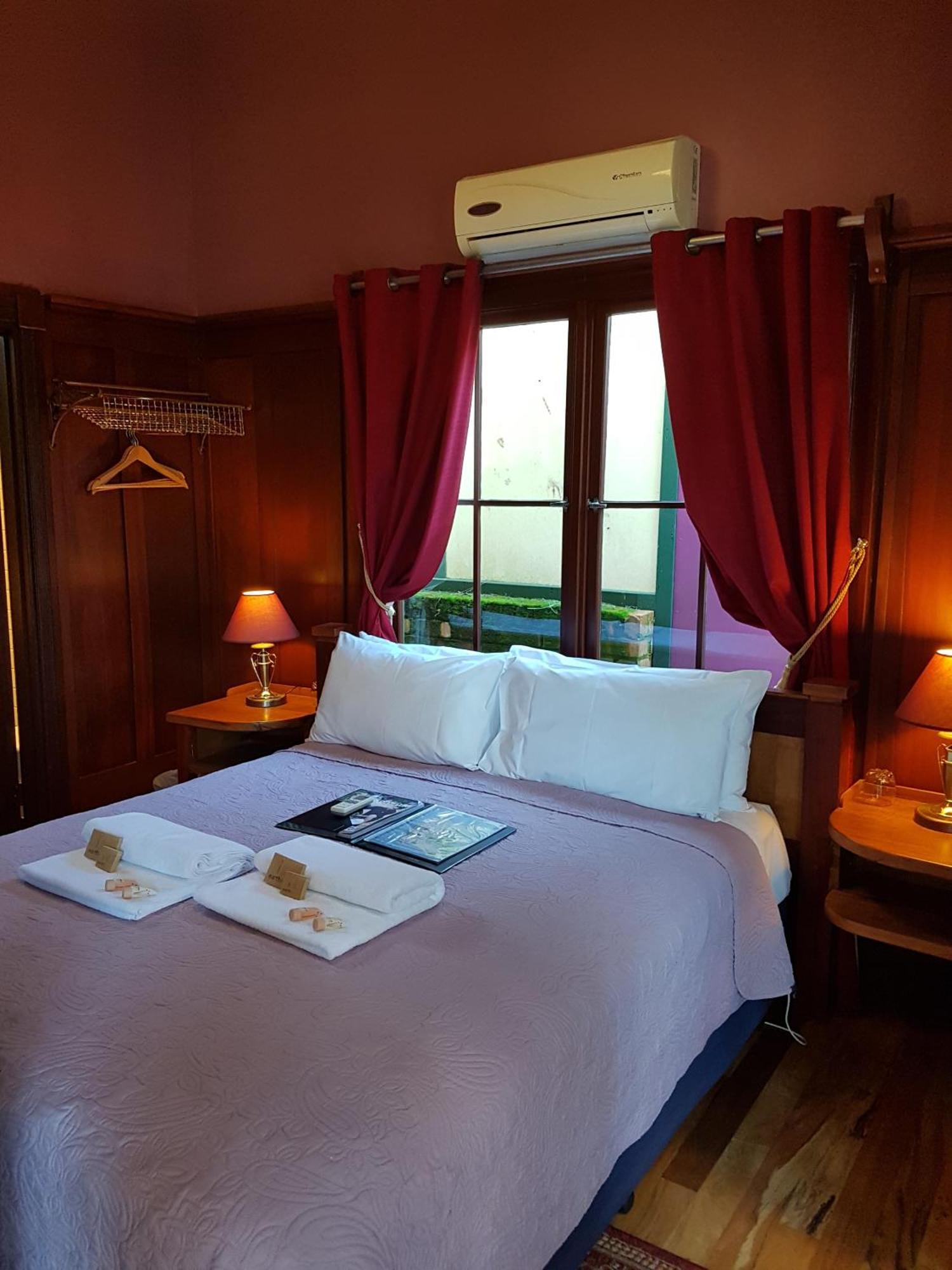 Merlot Queen Room Courtyard