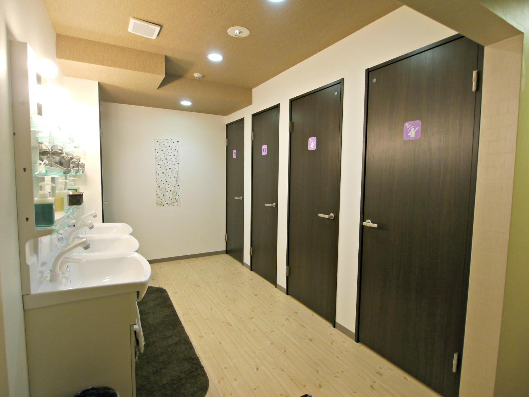 Habitación de estilo japonés con baño compartido
